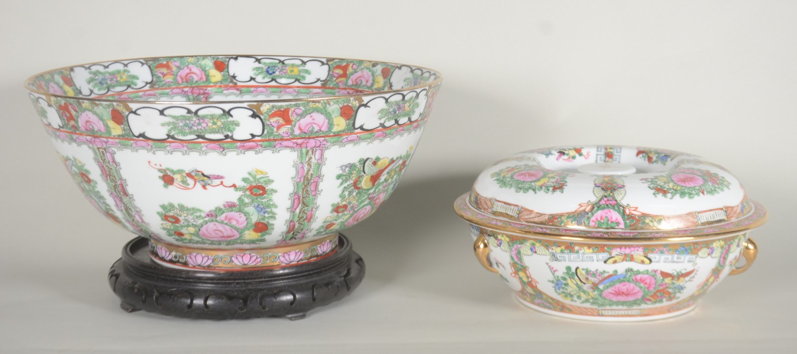 Duas peças de porcelana oriental decoradas com motivos florais em... - foto 2 de 11