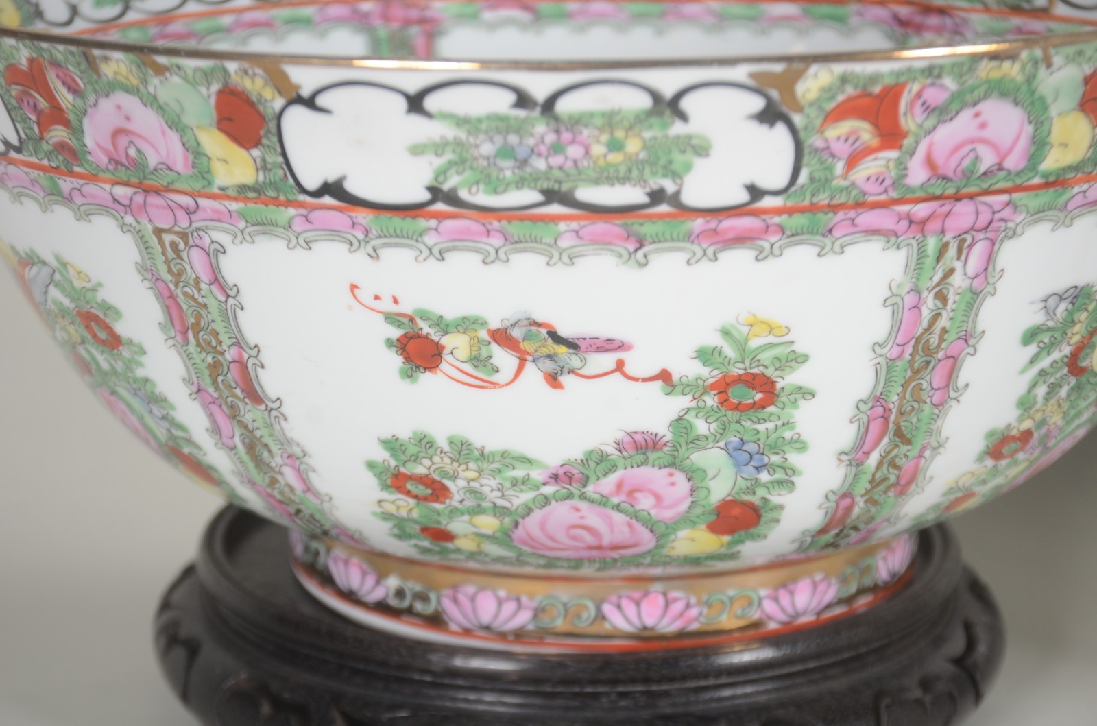 Duas peças de porcelana oriental decoradas com motivos florais em... - foto 3 de 11