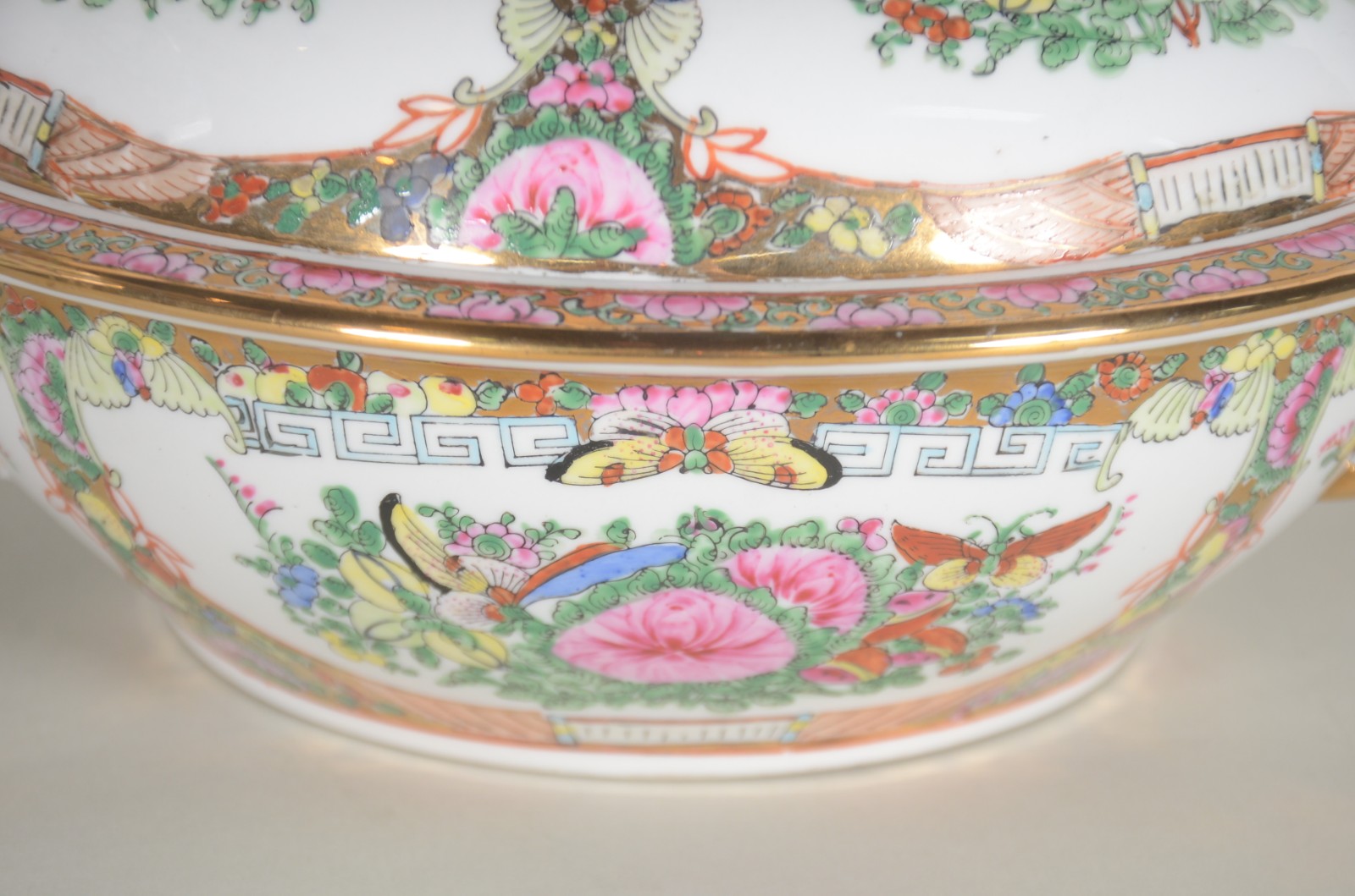 Duas peças de porcelana oriental decoradas com motivos florais em... - foto 4 de 11