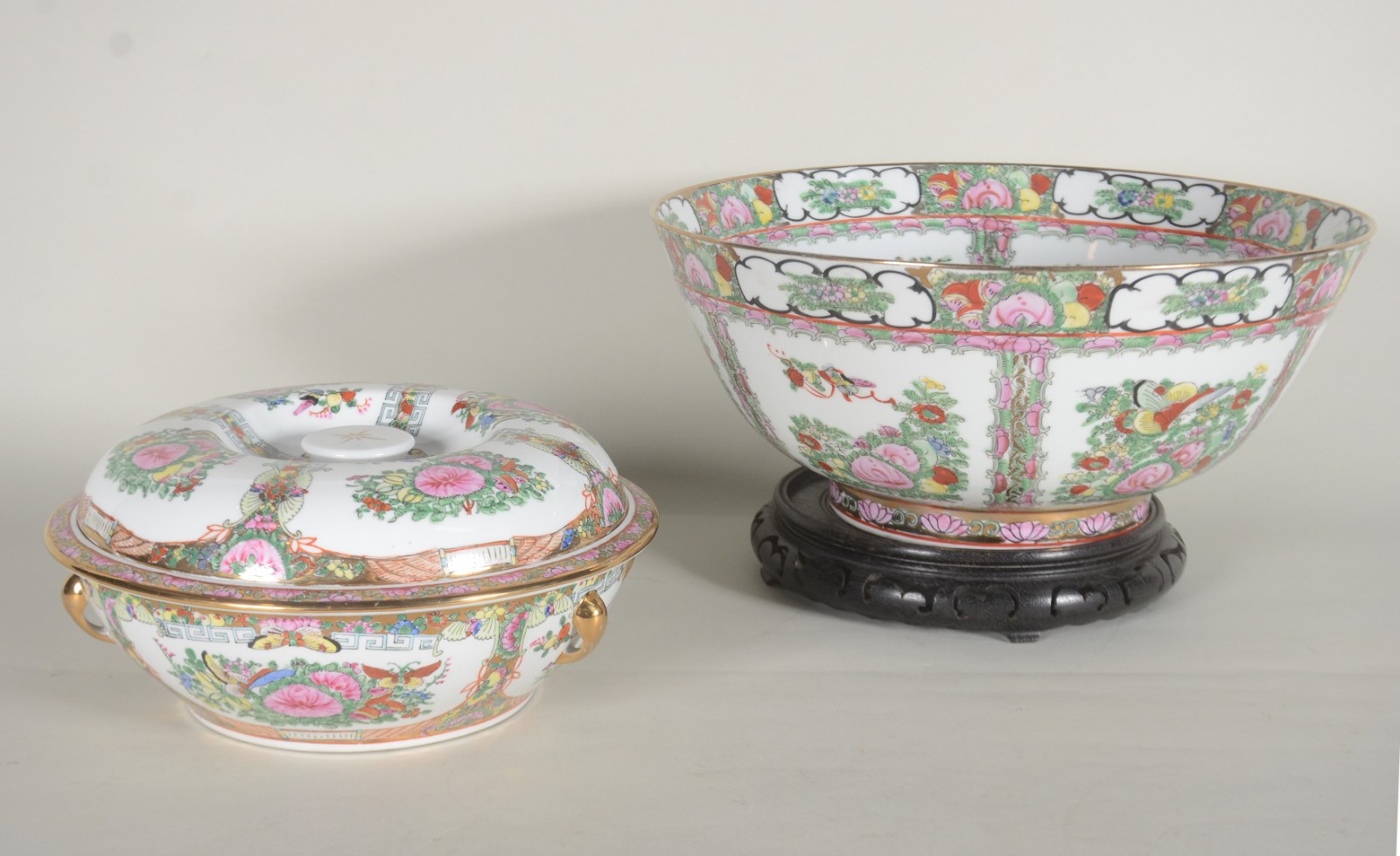 Duas peças de porcelana oriental decoradas com motivos florais em... - foto 1 de 11
