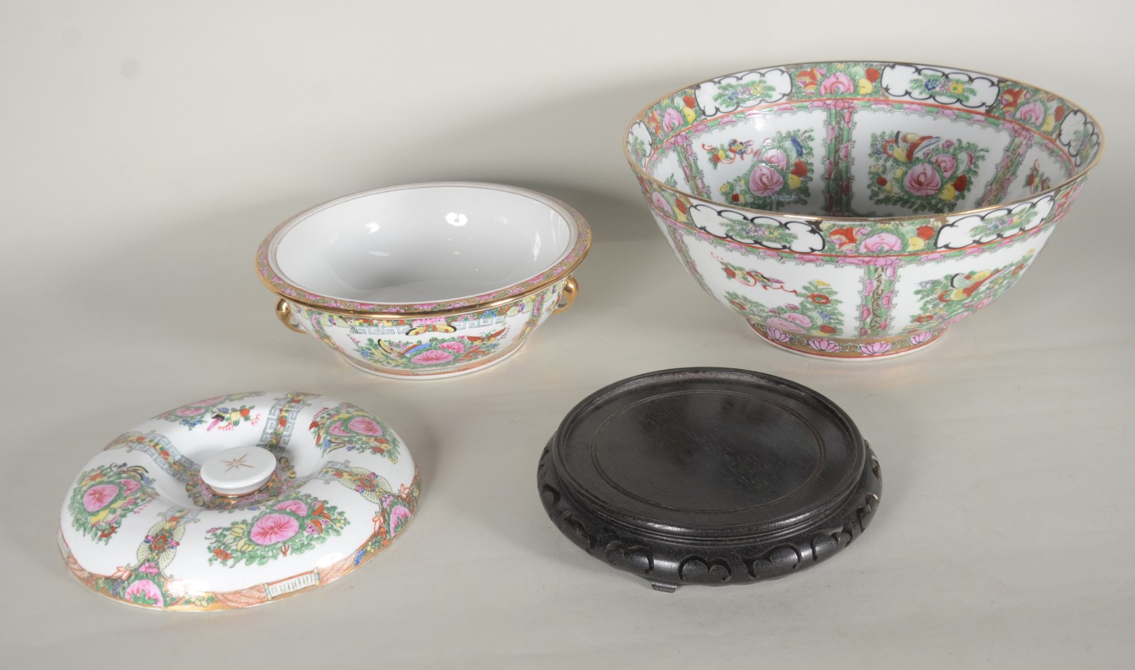 Duas peças de porcelana oriental decoradas com motivos florais em... - foto 5 de 11