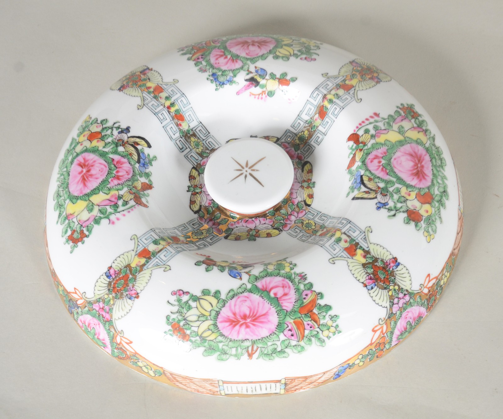 Duas peças de porcelana oriental decoradas com motivos florais em... - foto 6 de 11