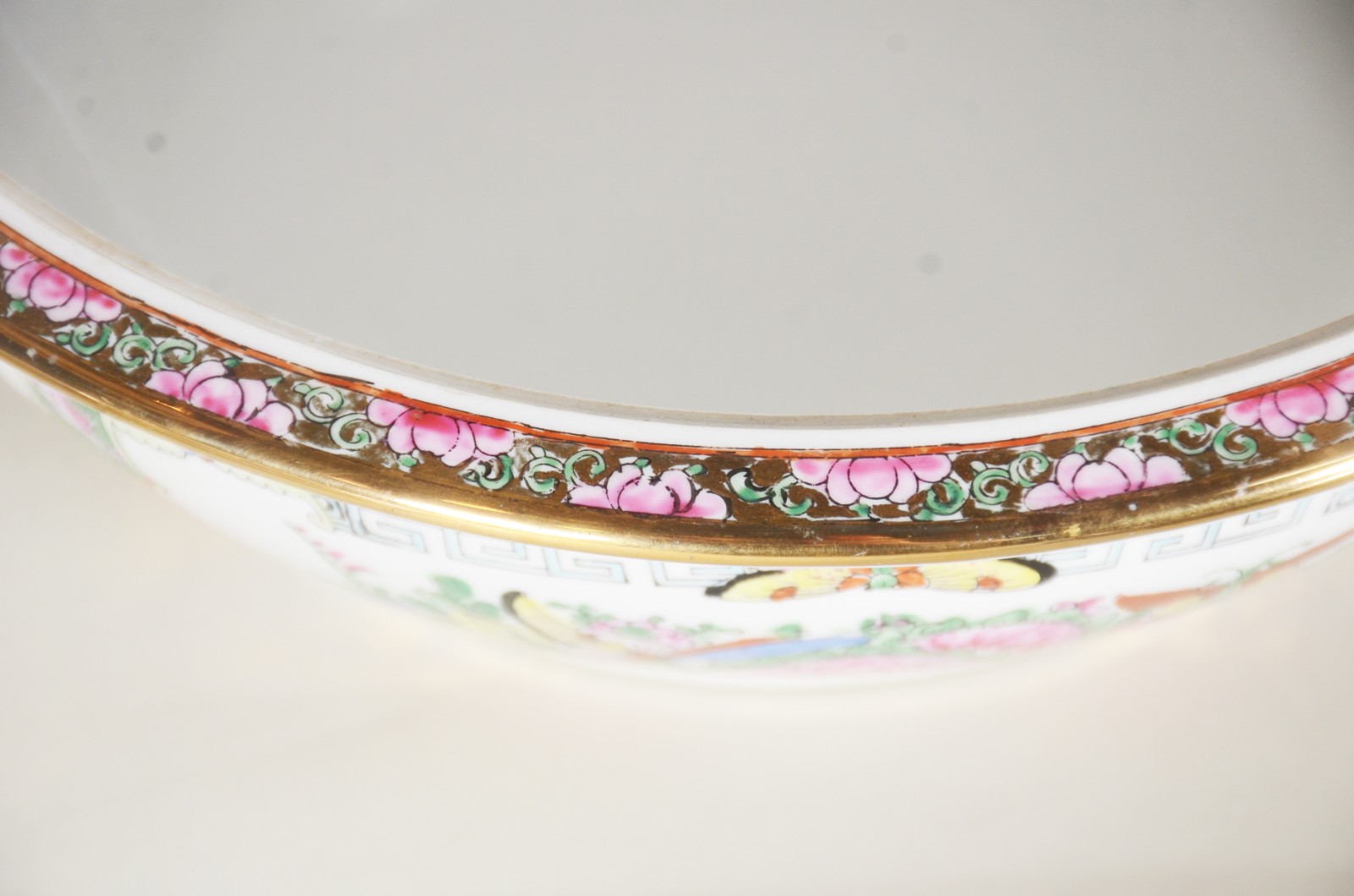 Duas peças de porcelana oriental decoradas com motivos florais em... - foto 7 de 11