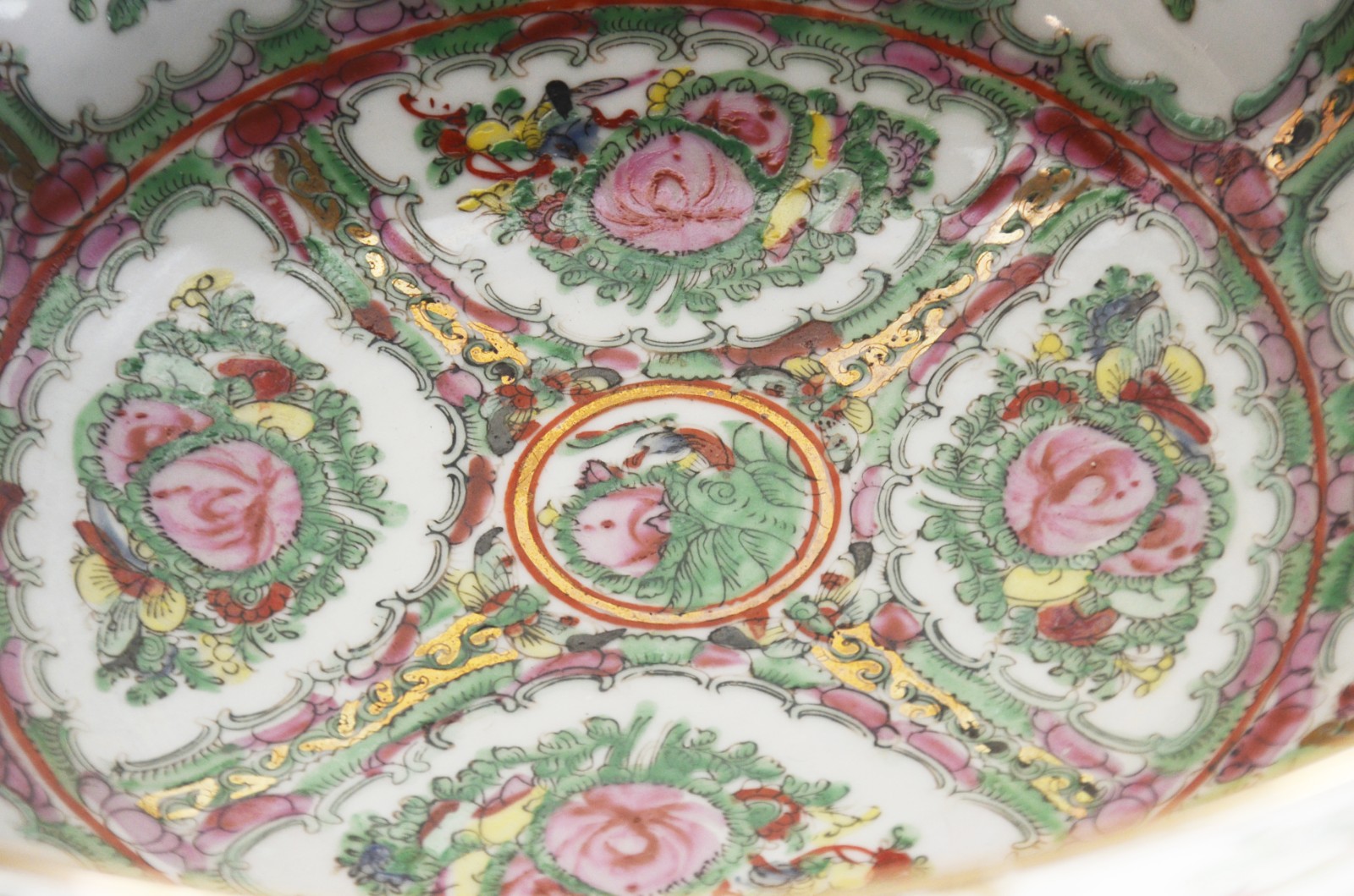 Duas peças de porcelana oriental decoradas com motivos florais em... - foto 8 de 11