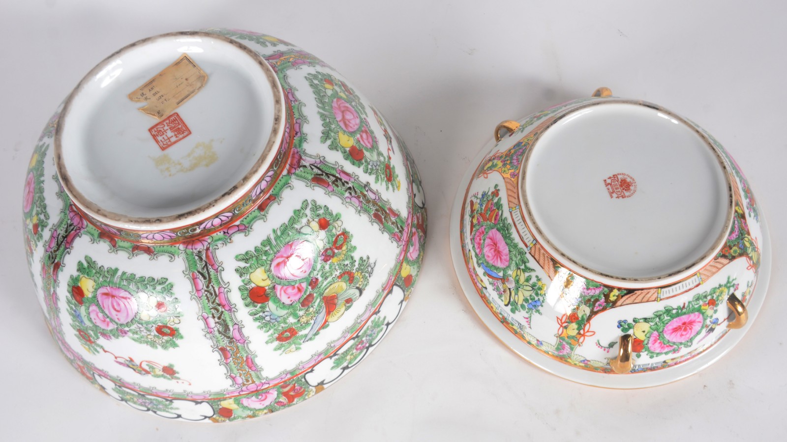 Duas peças de porcelana oriental decoradas com motivos florais em... - foto 9 de 11