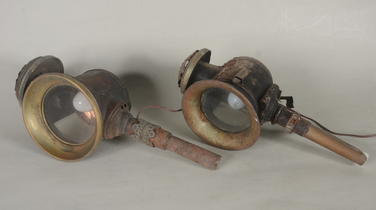 Duas antigas lanternas de carruagem de metal. Desgastes e oxidações. - foto 1 de 8
