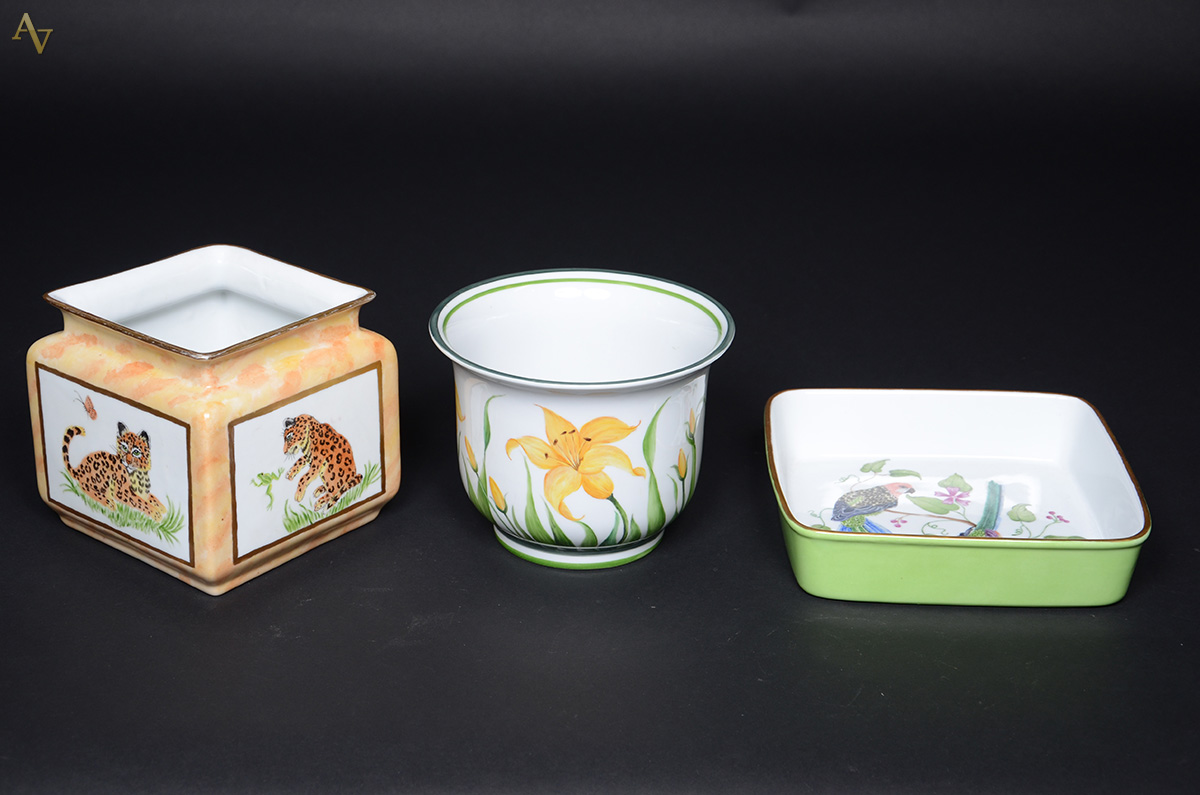 Três peças de porcelana, sendo dois cachepots (medidas 24 x 24 cm e...