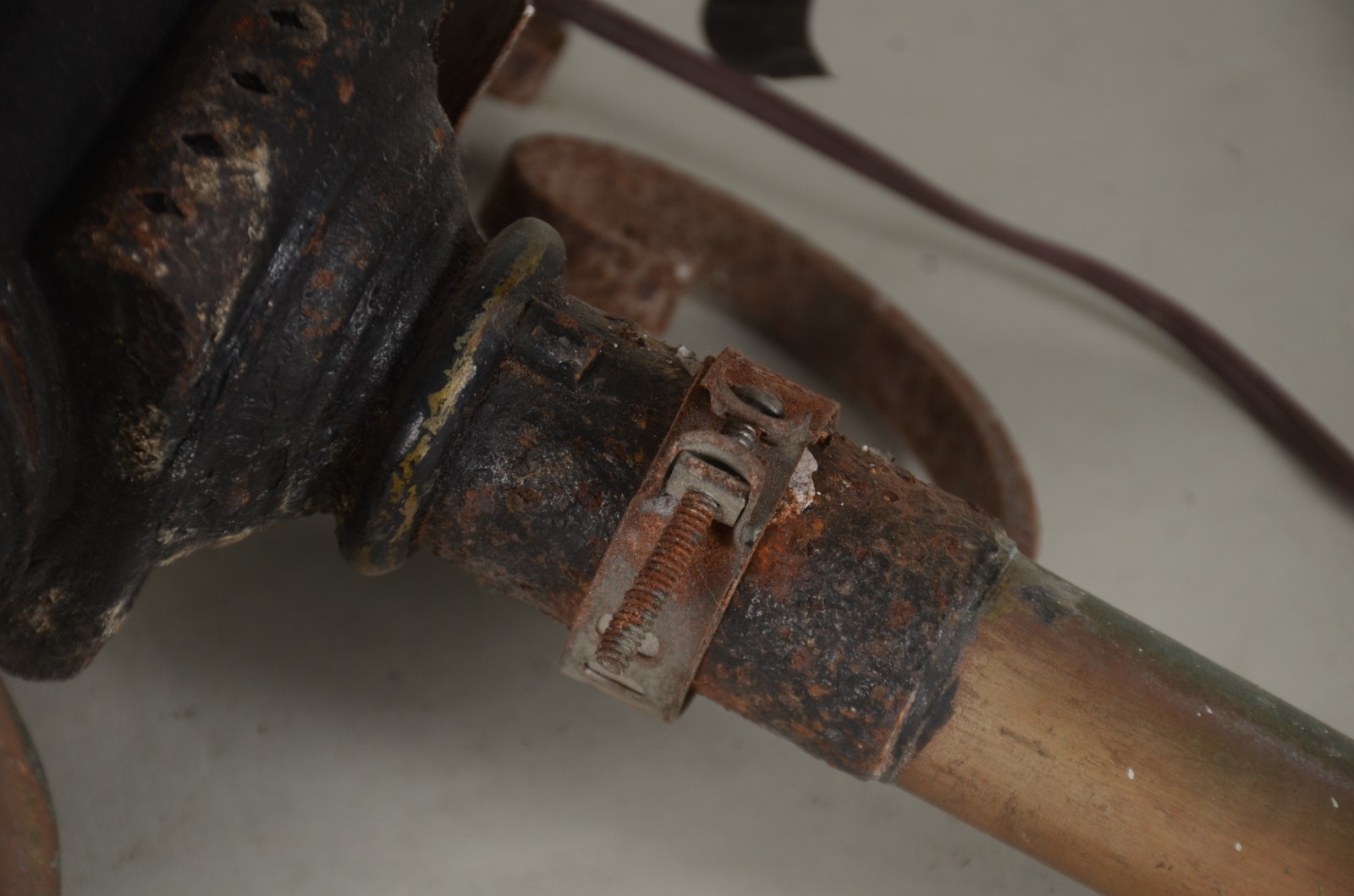 Duas antigas lanternas de carruagem de metal. Desgastes e oxidações. - foto 4 de 8