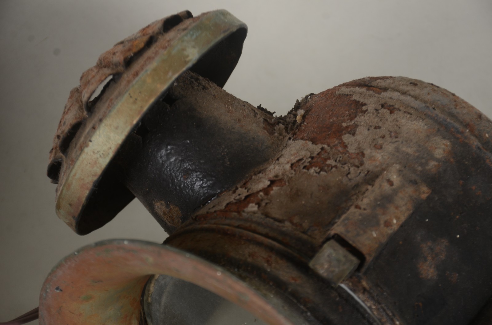 Duas antigas lanternas de carruagem de metal. Desgastes e oxidações. - foto 6 de 8