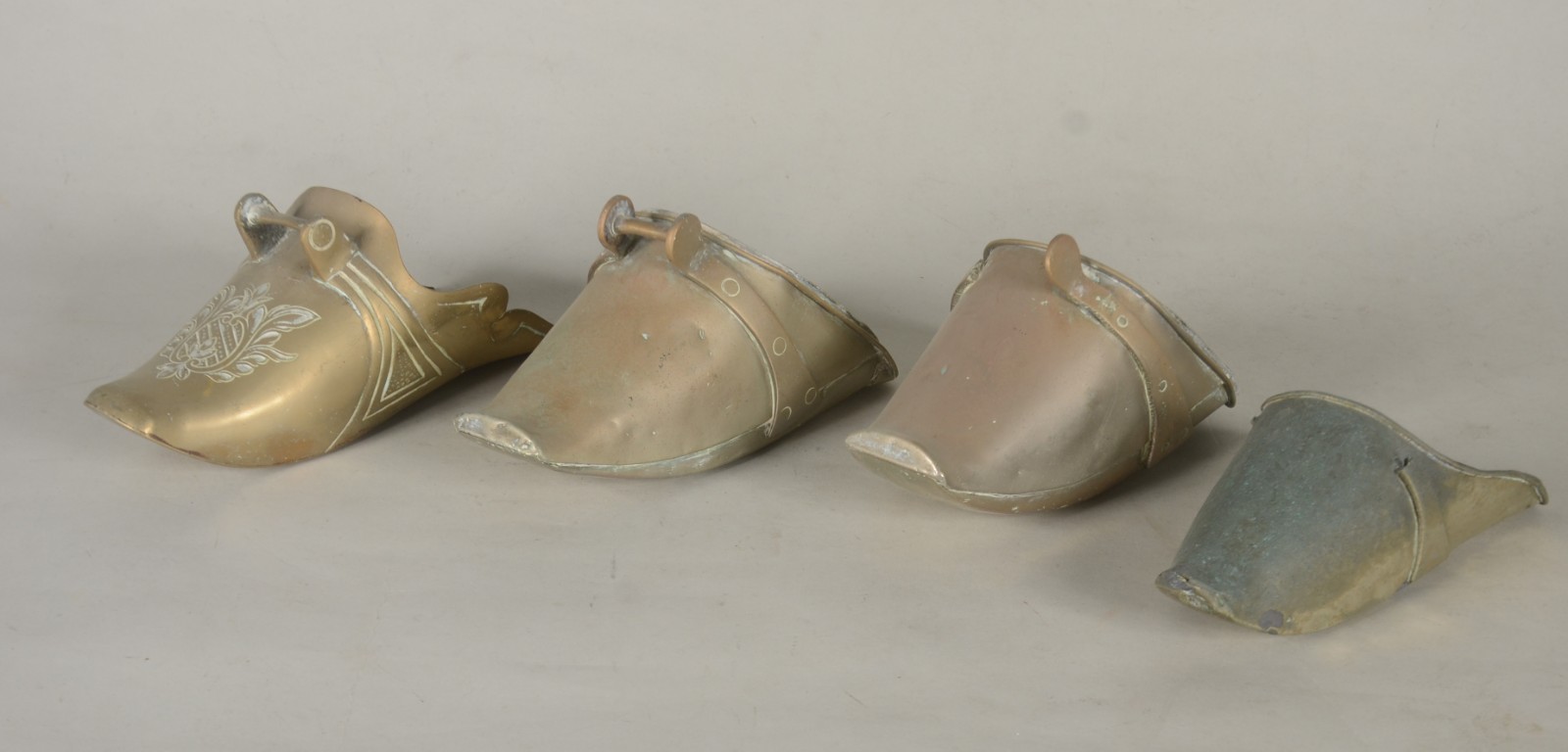 Quatro sapatas/floreiras de metal dourado (desgastes). - foto 1 de 8