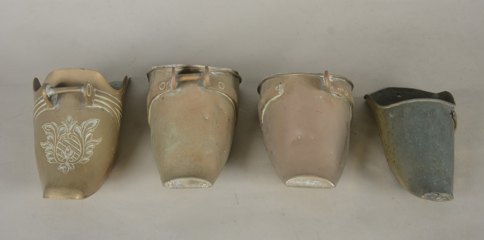 Quatro sapatas/floreiras de metal dourado (desgastes). - foto 2 de 8