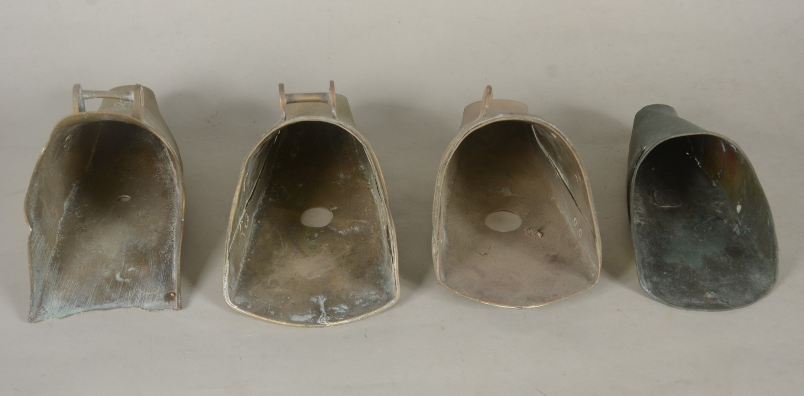 Quatro sapatas/floreiras de metal dourado (desgastes). - foto 4 de 8