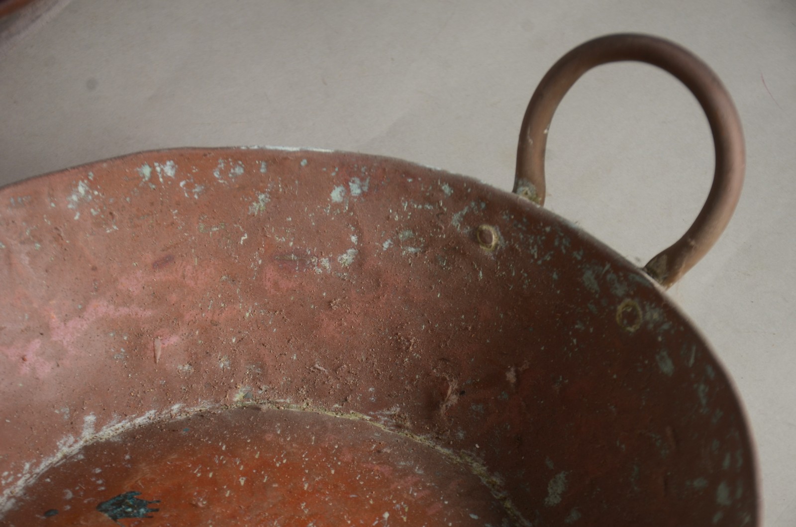 Nove tachos diversos de cobre. - foto 4 de 6