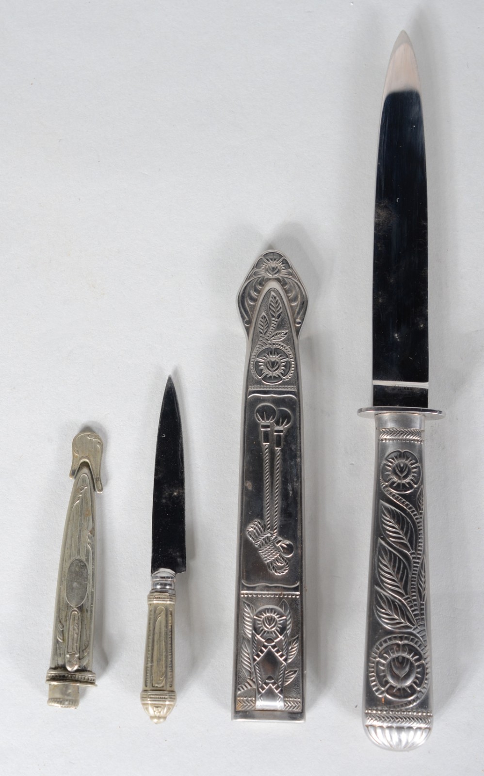 Duas facas com bainhas trabalhadas em relevo de metal prateado. - foto 5 de 6