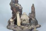 Grupo escultórico oriental com partes de madeir... - Grupo escultórico oriental com partes de madeira e materiais córneos representando "pequena habitação nas montanhas". Desgastes e pequenos defei...