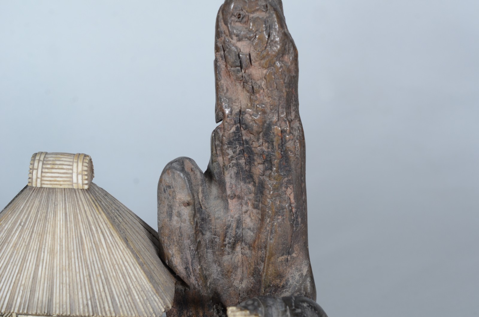 Grupo escultórico oriental com partes de madeira e materiais córneos... - foto 6 de 9