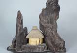 Grupo escultórico oriental com partes de madeir... - Grupo escultórico oriental com partes de madeira e materiais córneos representando "pequena habitação nas montanhas". Desgastes e pequenos defei...
