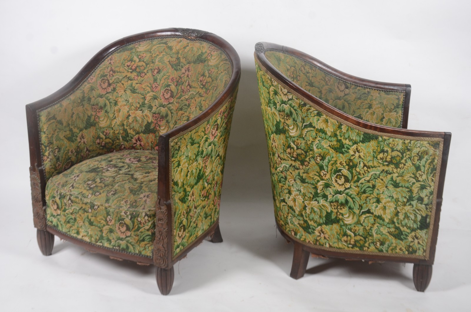 Antigo conjunto de sofá e par de poltronas com estruturas de madeira... - foto 5 de 8