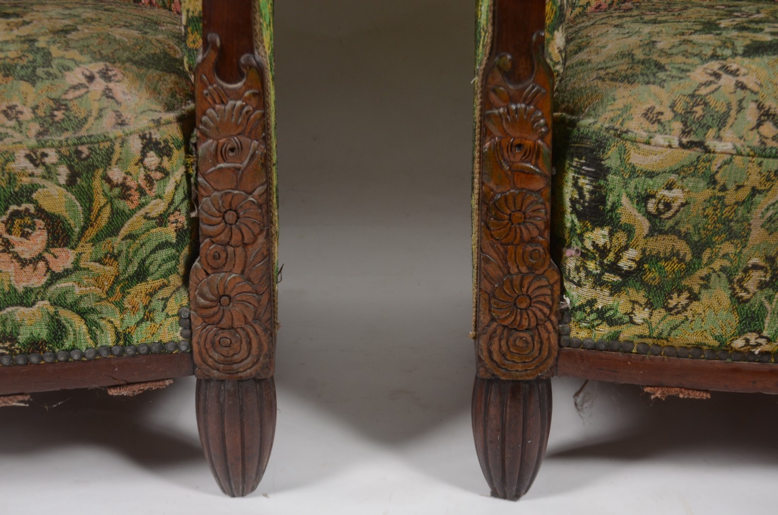 Antigo conjunto de sofá e par de poltronas com estruturas de madeira... - foto 7 de 8