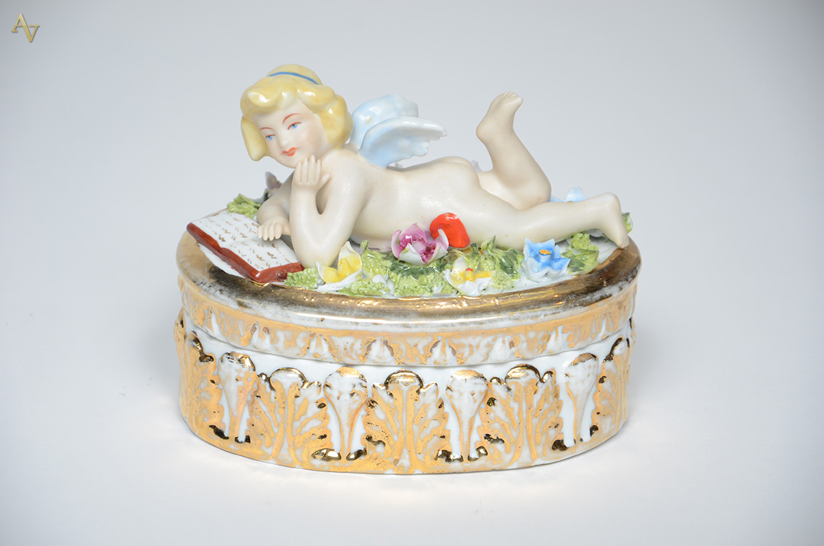 Caixa de porcelana decorada com anjo. Medidas 15 x 10 cm e altura 12... - foto 1 de 3