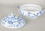 Meissen (1708),  - Aparelho de jantar de porcelana alemã de Meissen, decoração "cebolinha" em azul e branco, composto de: 36 pratos rasos (2 bicados), 26 pratos de sobre