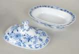 Meissen (1708),  - Aparelho de jantar de porcelana alemã de Meissen, decoração "cebolinha" em azul e branco, composto de: 36 pratos rasos (2 bicados), 26 pratos de sobre
