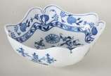Meissen (1708),  - Aparelho de jantar de porcelana alemã de Meissen, decoração "cebolinha" em azul e branco, composto de: 36 pratos rasos (2 bicados), 26 pratos de sobre