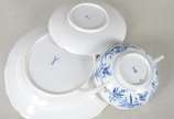 Meissen (1708),  - Aparelho de jantar de porcelana alemã de Meissen, decoração "cebolinha" em azul e branco, composto de: 36 pratos rasos (2 bicados), 26 pratos de sobre