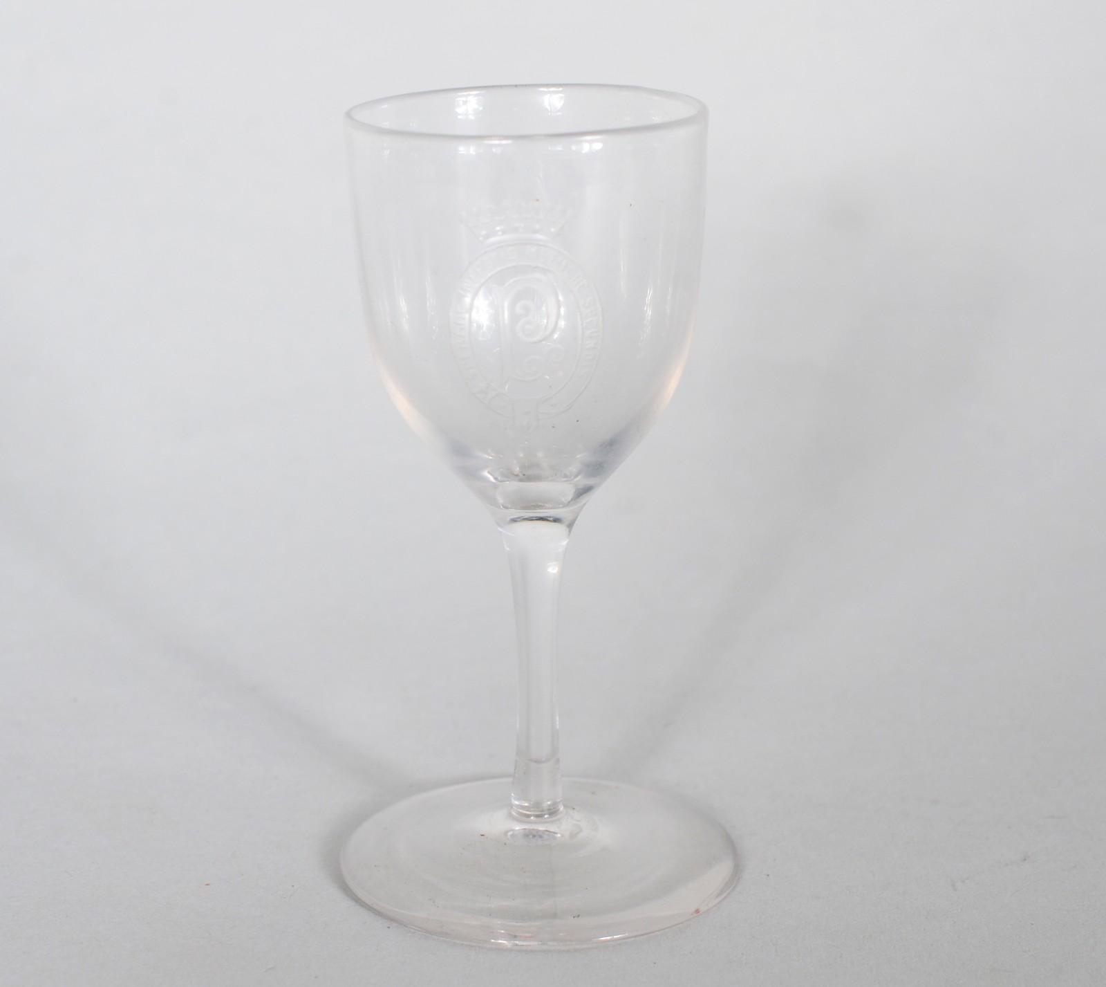 Cálice de licor de cristal com monograma e coroa - foto 1 de 5