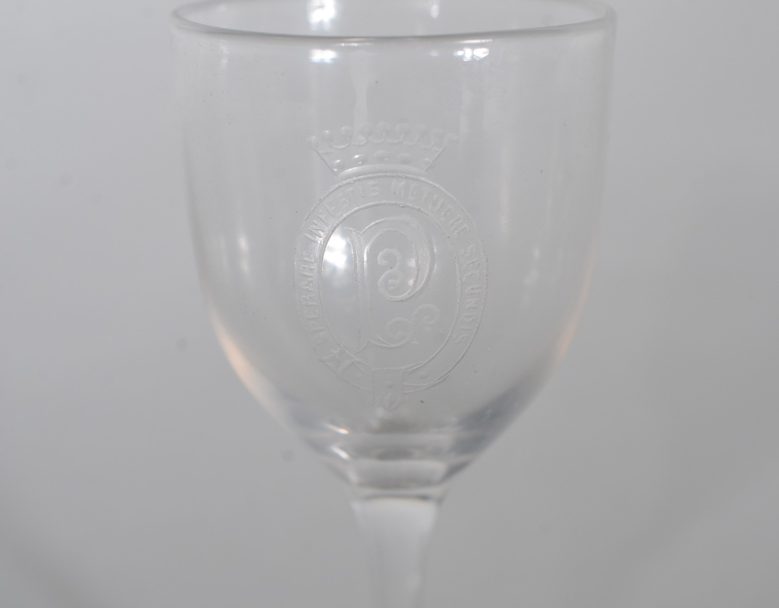 Cálice de licor de cristal com monograma e coroa - foto 2 de 5