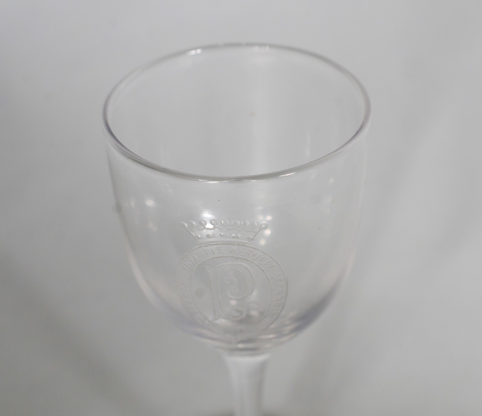 Cálice de licor de cristal com monograma e coroa - foto 3 de 5