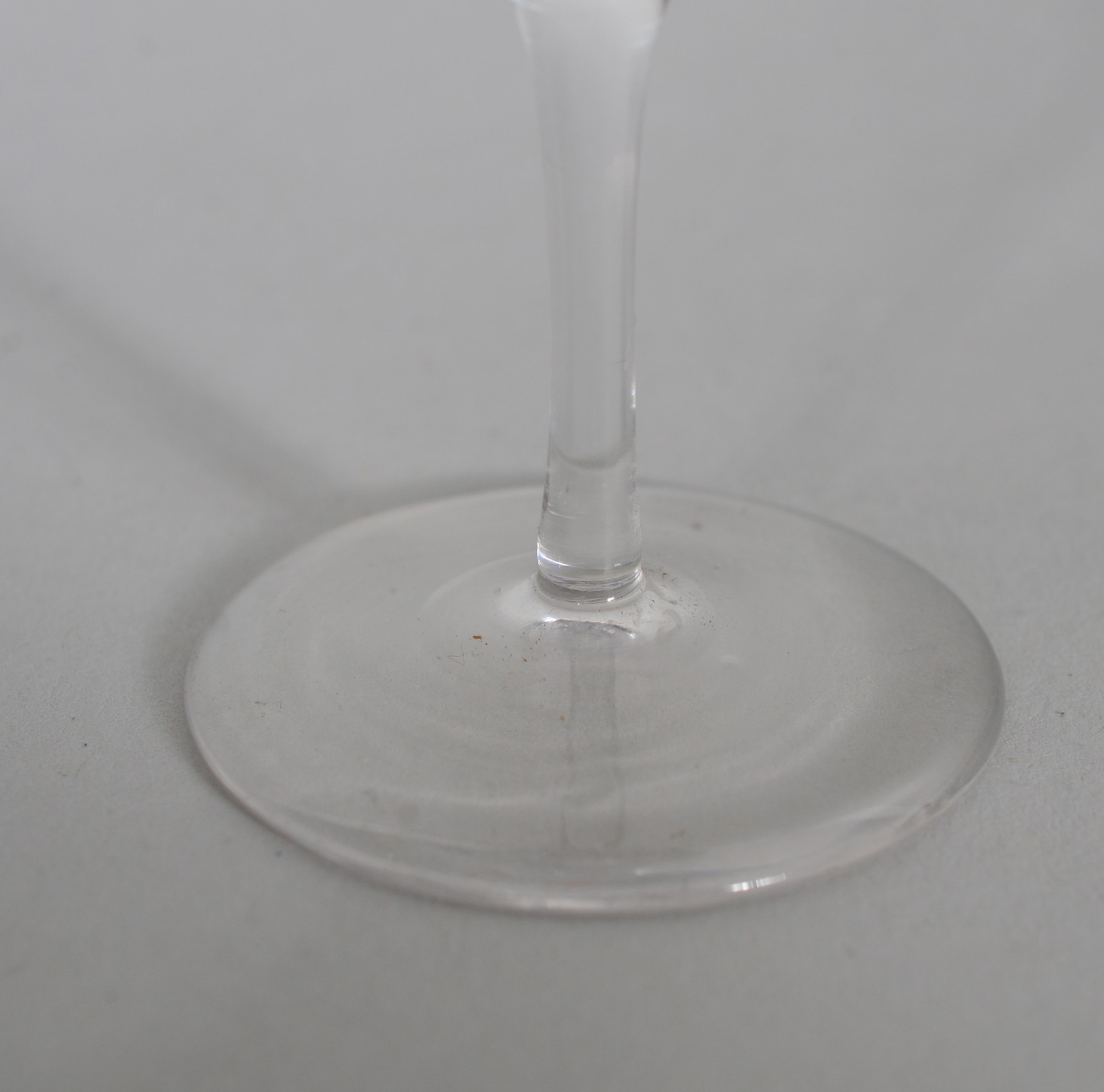 Cálice de licor de cristal com monograma e coroa - foto 4 de 5