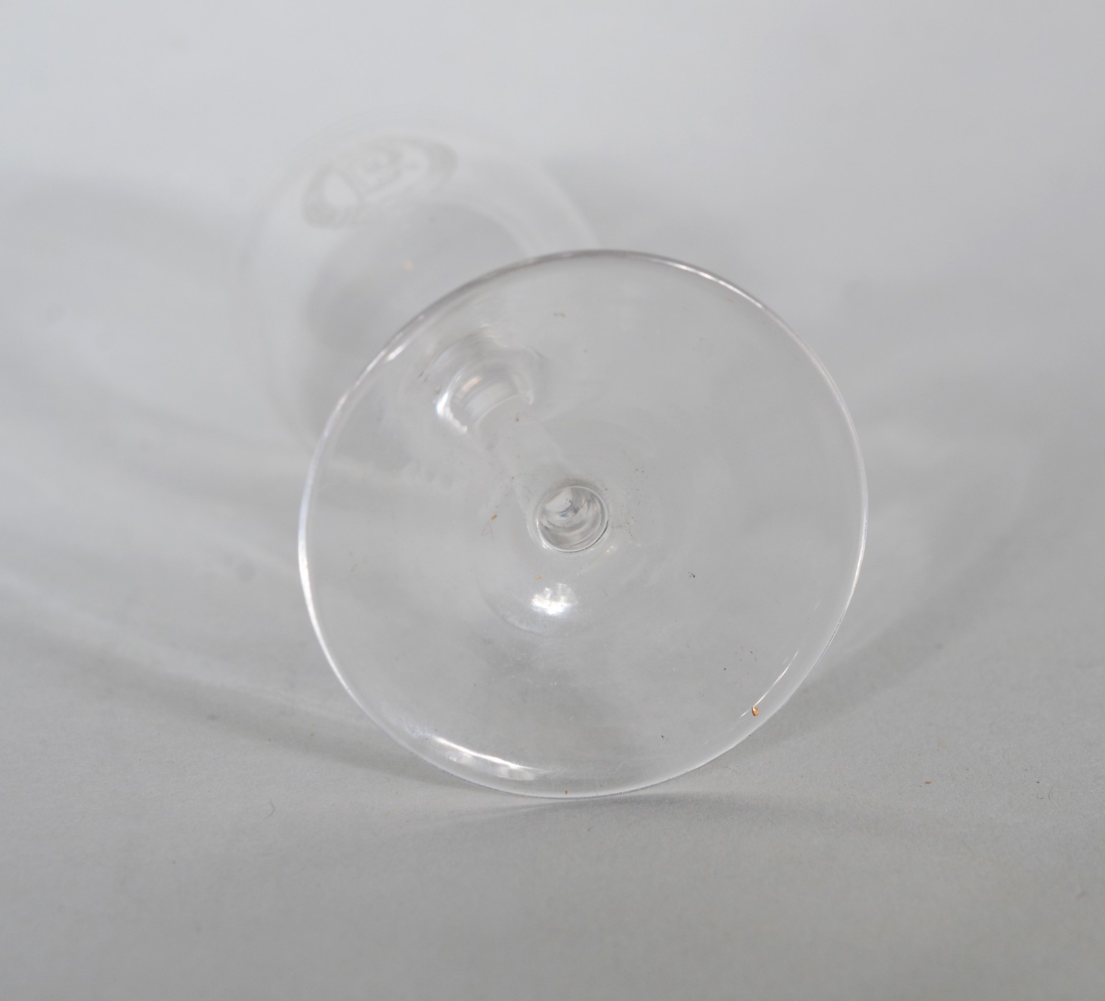 Cálice de licor de cristal com monograma e coroa - foto 5 de 5