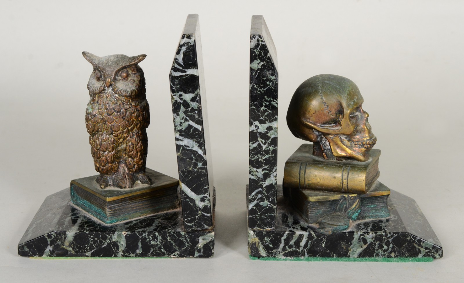 Diversas peças, sendo: par de serre livres com figuras de alegoria a... - foto 2 de 11
