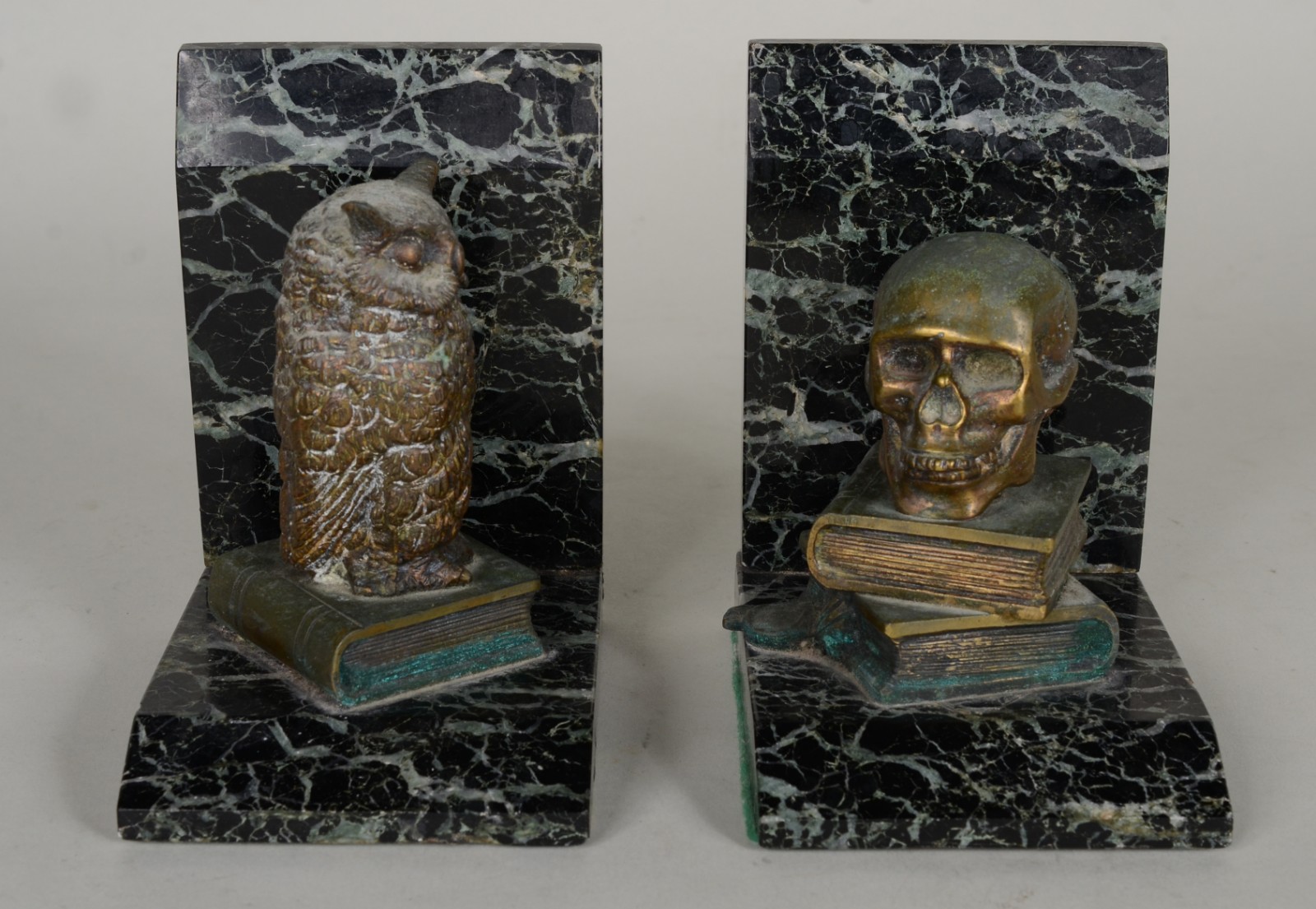 Diversas peças, sendo: par de serre livres com figuras de alegoria a... - foto 3 de 11