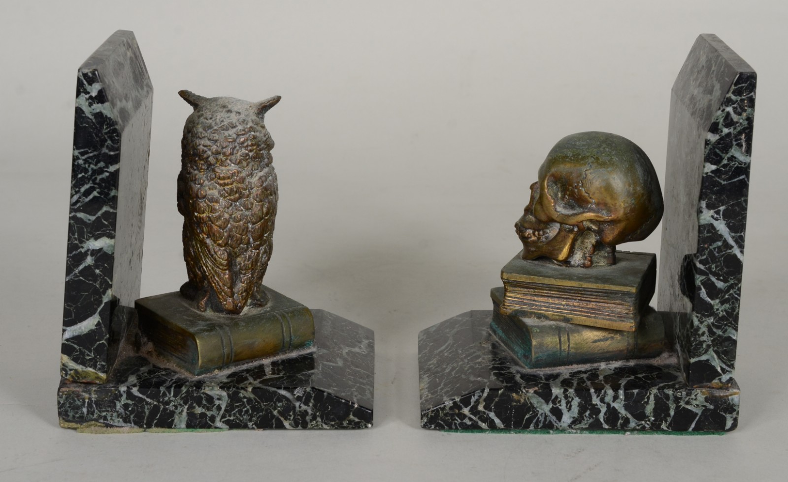 Diversas peças, sendo: par de serre livres com figuras de alegoria a... - foto 5 de 11