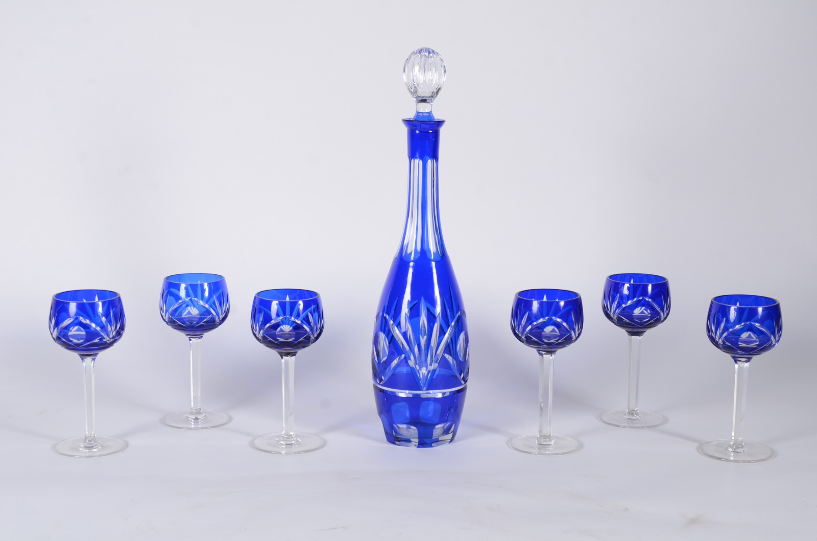 Conjunto com garrafa e seis taças para vinho de cristal doublé azul... - foto 1 de 11