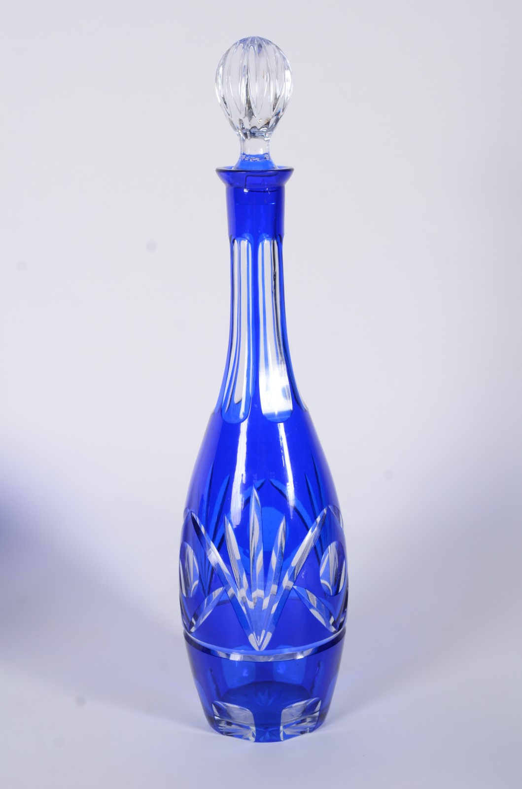Conjunto com garrafa e seis taças para vinho de cristal doublé azul... - foto 2 de 11