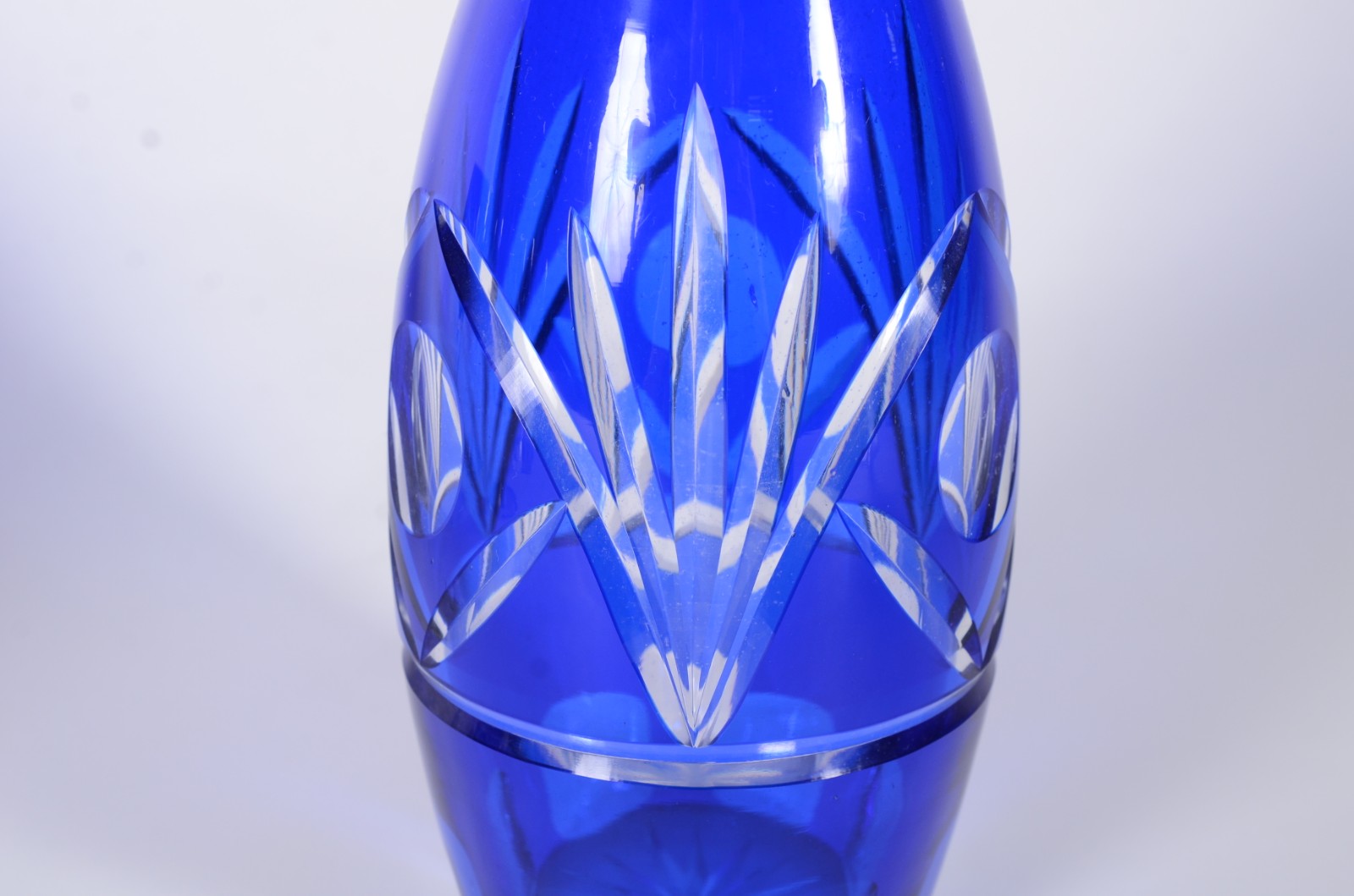 Conjunto com garrafa e seis taças para vinho de cristal doublé azul... - foto 4 de 11