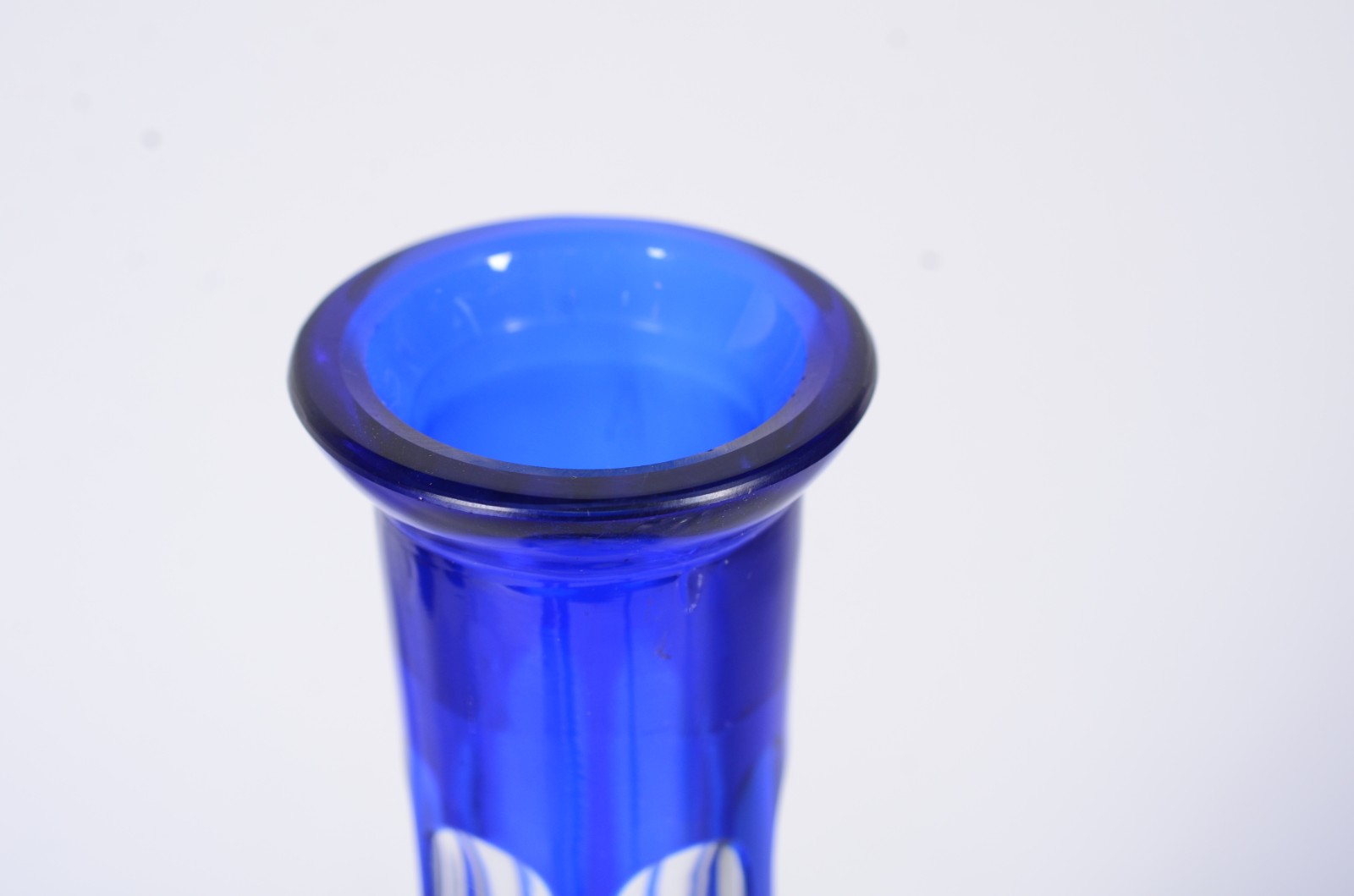 Conjunto com garrafa e seis taças para vinho de cristal doublé azul... - foto 5 de 11