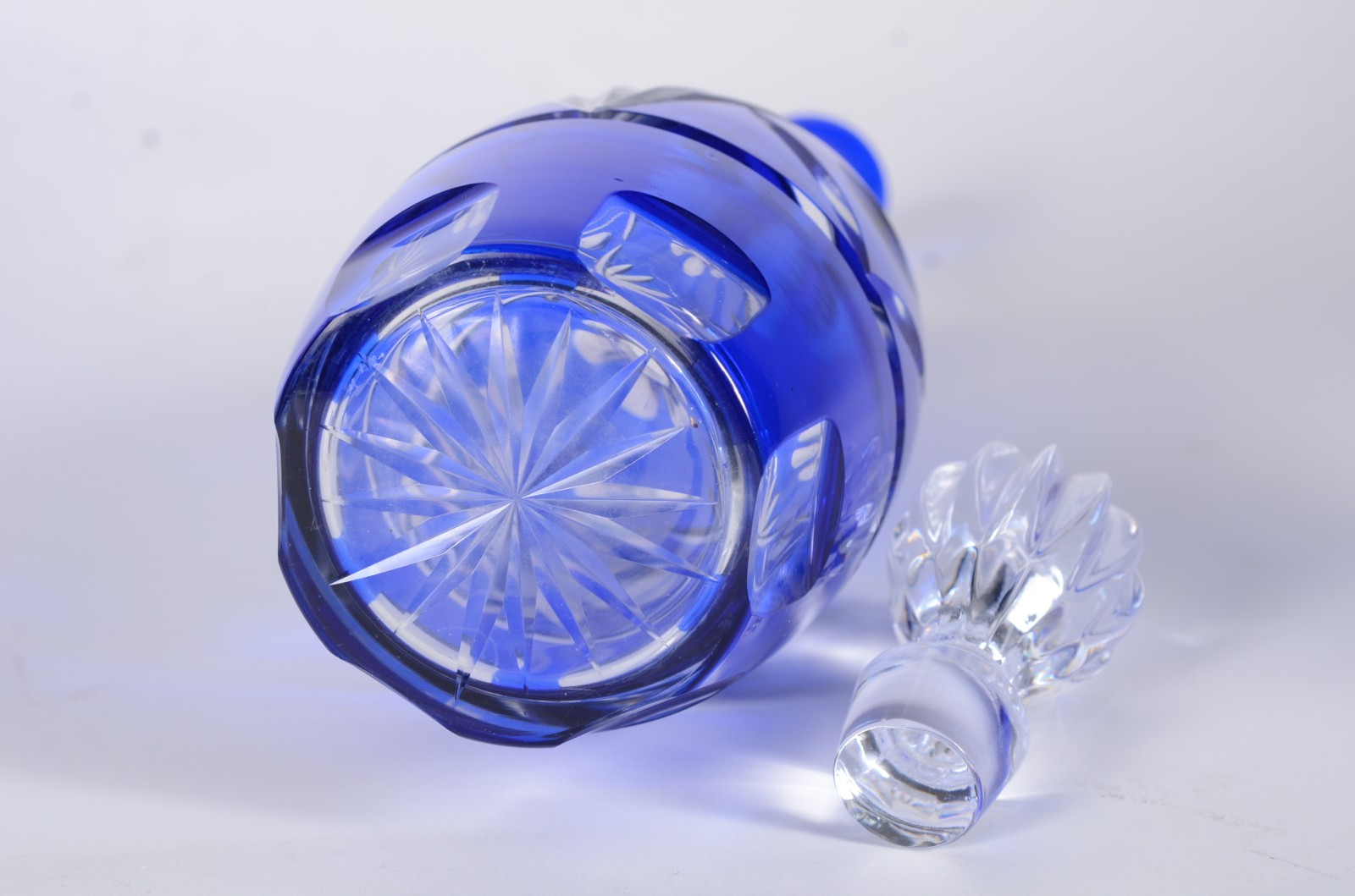 Conjunto com garrafa e seis taças para vinho de cristal doublé azul... - foto 6 de 11
