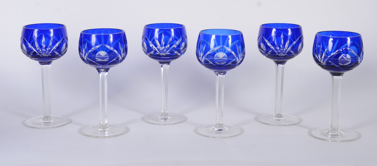 Conjunto com garrafa e seis taças para vinho de cristal doublé azul... - foto 7 de 11