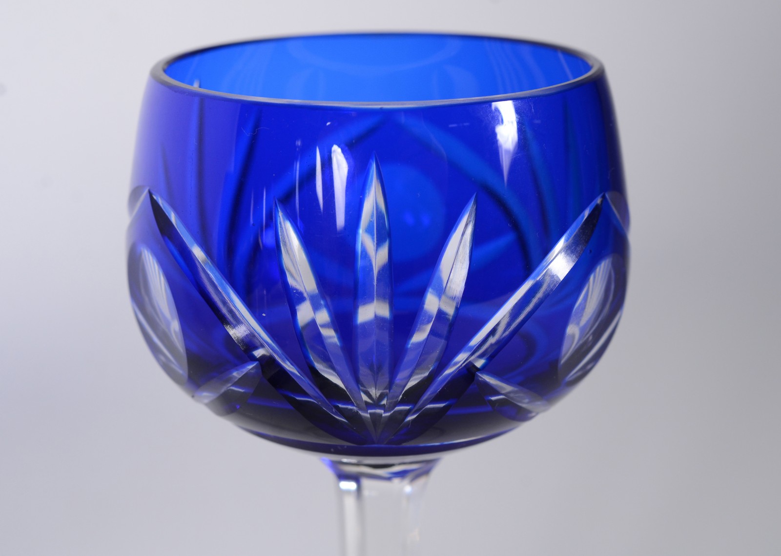 Conjunto com garrafa e seis taças para vinho de cristal doublé azul... - foto 8 de 11