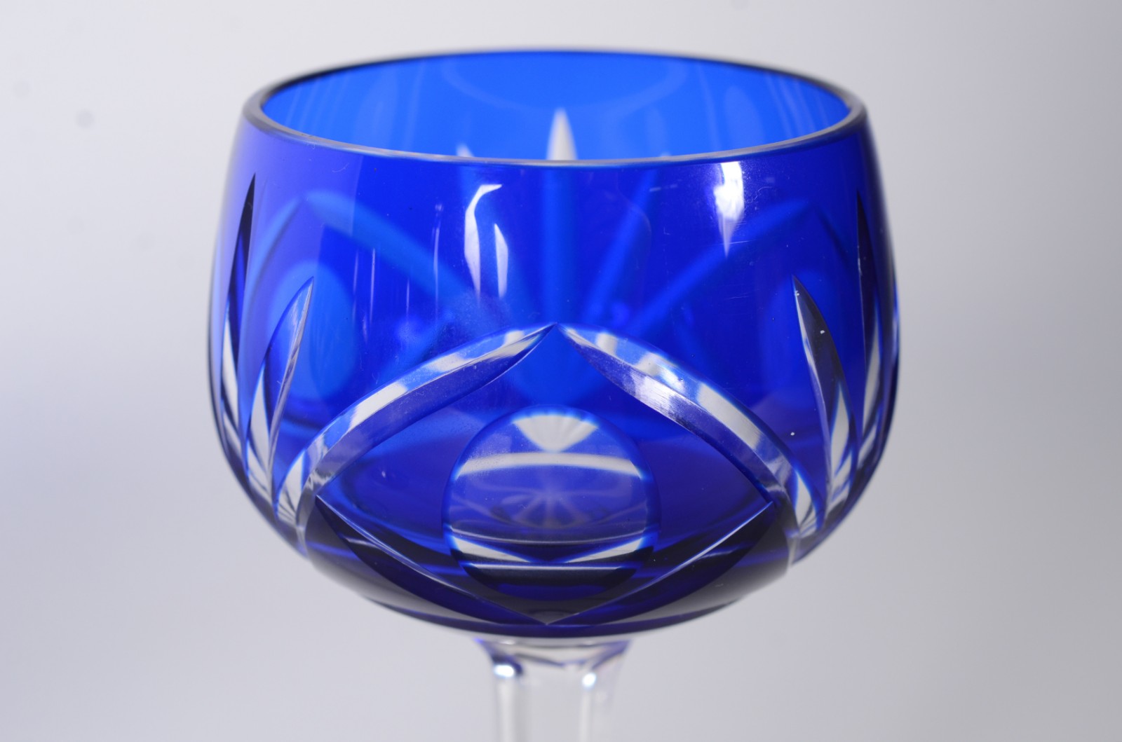 Conjunto com garrafa e seis taças para vinho de cristal doublé azul... - foto 9 de 11