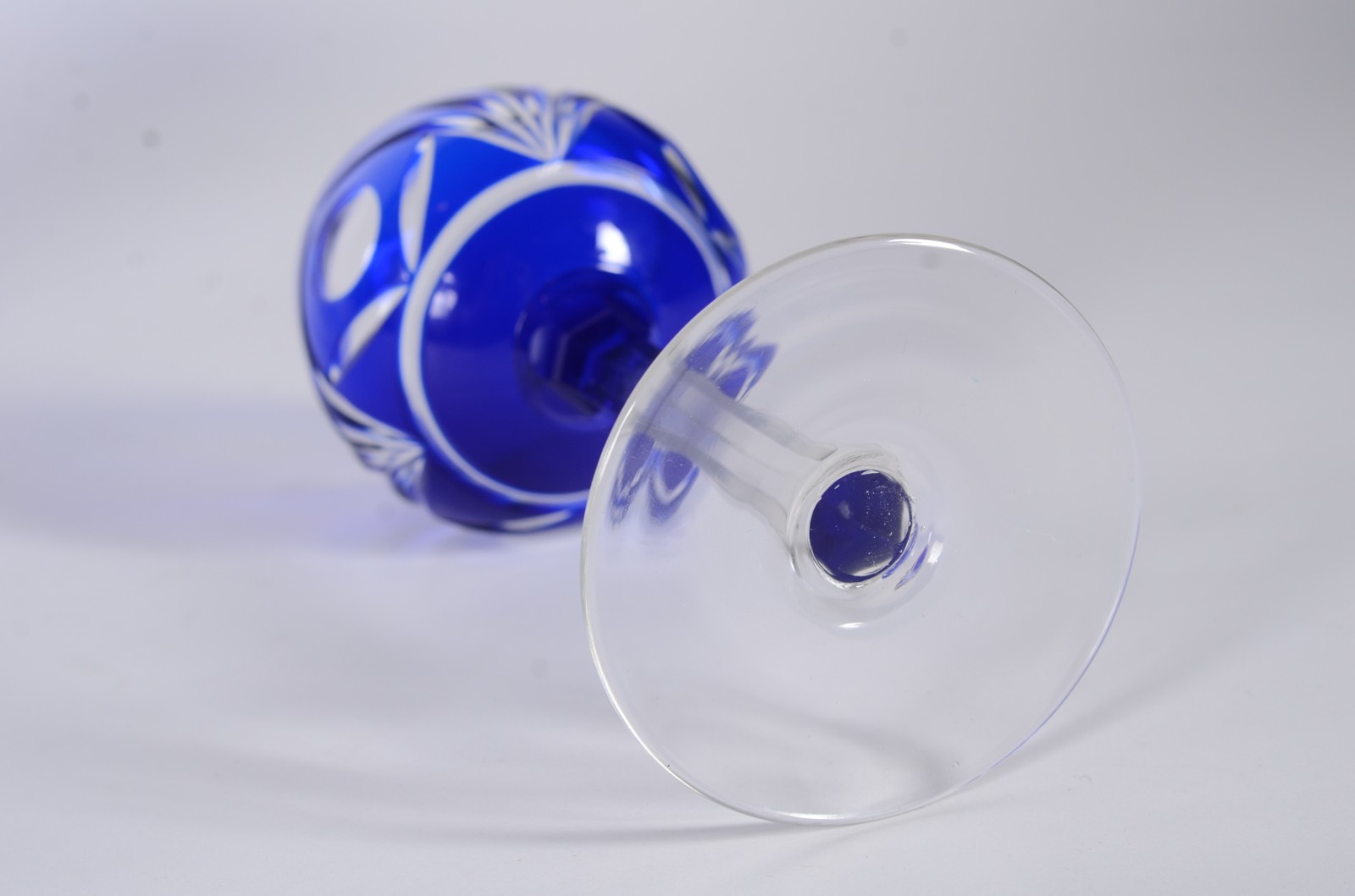 Conjunto com garrafa e seis taças para vinho de cristal doublé azul... - foto 10 de 11