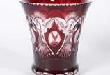 Vaso de cristal tcheco doublé rubi lapidado. Pe... - Vaso de cristal tcheco doublé rubi lapidado. Pequeno lascado e mínimos bicados na borda.