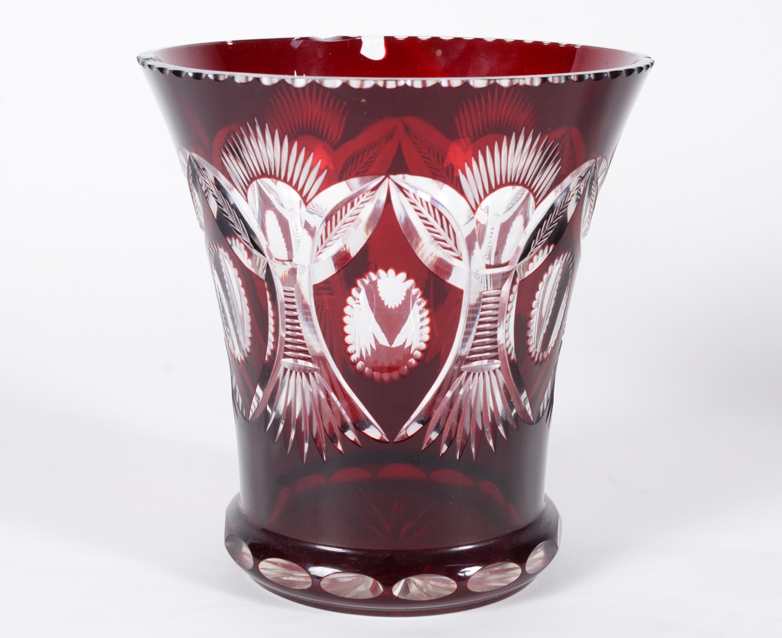 Vaso de cristal tcheco doublé rubi lapidado. Pequeno lascado e... - foto 1 de 7