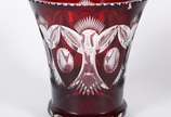 Vaso de cristal tcheco doublé rubi lapidado. Pe... - Vaso de cristal tcheco doublé rubi lapidado. Pequeno lascado e mínimos bicados na borda.