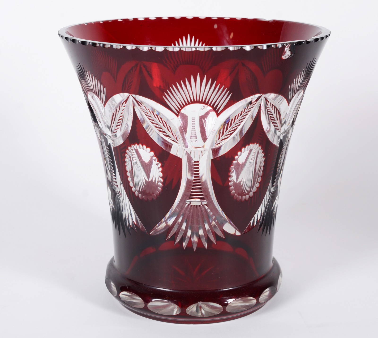 Vaso de cristal tcheco doublé rubi lapidado. Pequeno lascado e... - foto 2 de 7