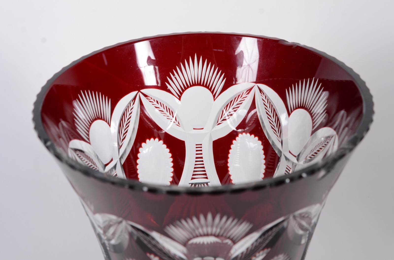Vaso de cristal tcheco doublé rubi lapidado. Pequeno lascado e... - foto 3 de 7
